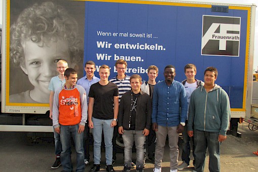 Gruppenbild der Azubis vor einem Frauenrath LKW