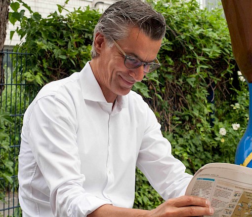 Jörg Frauenrath liest Zeitung