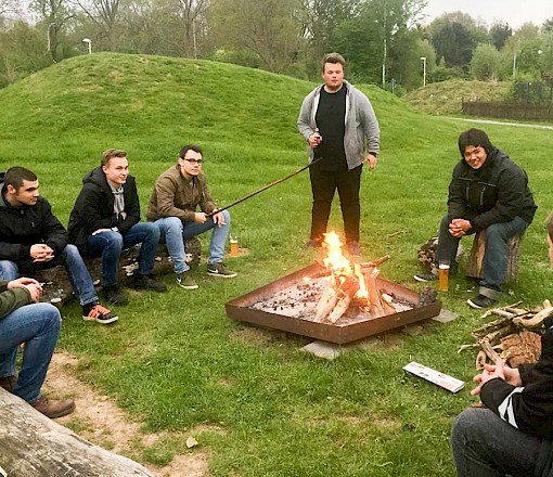 Azubis von Frauenrath gemütlich am Lagerfeuer