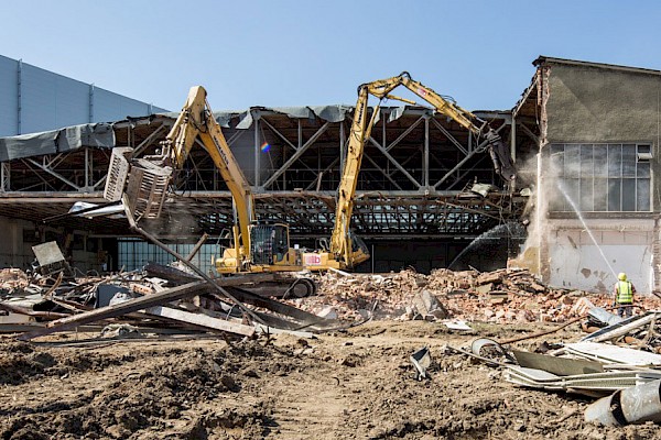 Zwei Bagger reißen eine Halle ab.