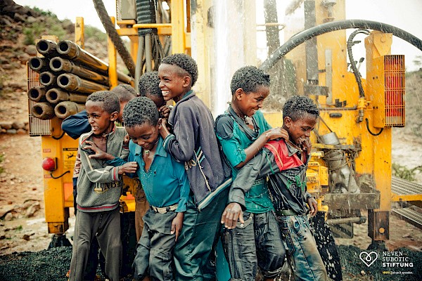 Kinder spieln an Wasserfontäne in Äthiopien