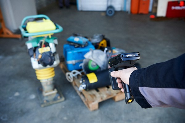 Person erfasst Werkzeugdaten mittels Scanner