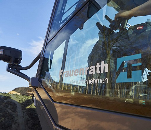 Bagger mit Frauenrath-Logo