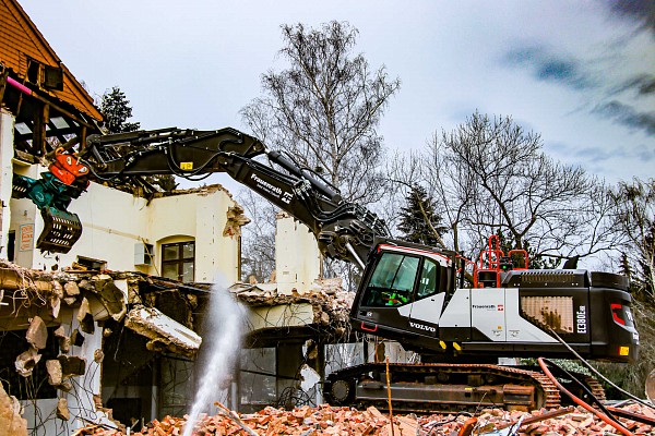 Frauenrath-Bagger bei Abrissarbeiten