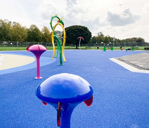 Der fast fertige Wasserspielplatz leuchtet strahlend blau.