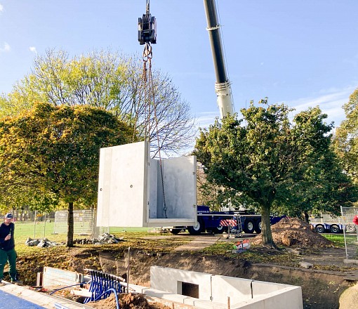 Betonbauteile werden per Kran herabgelassen.